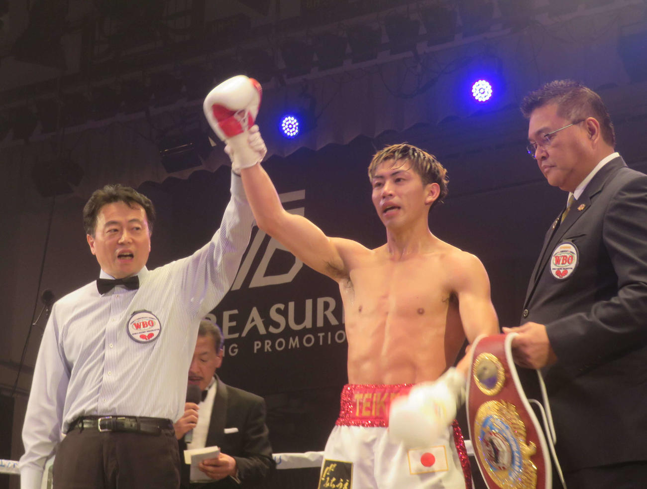 勝ち名乗りを受けるWBOアジア・パシフィック・スーパーバンタム級王者村田昴（中央）