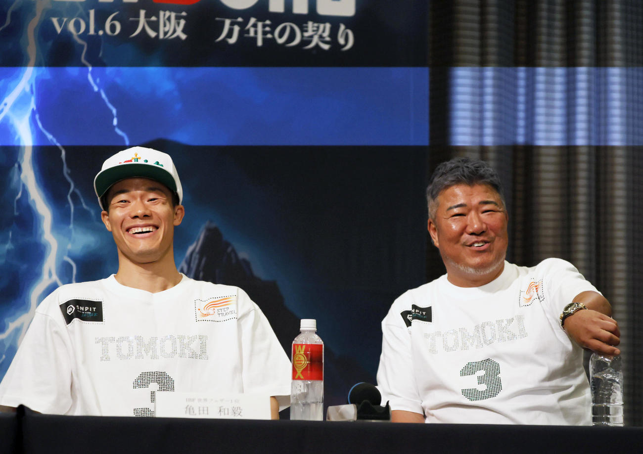 計量をクリアし、会見する亀田和毅。右は父・史郎氏（撮影・上山淳一）