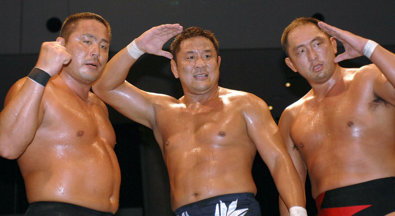 タッグを組んだ左から中西学、永田裕志、大谷晋二郎はファンにあいさつする（2007年9月撮影）
