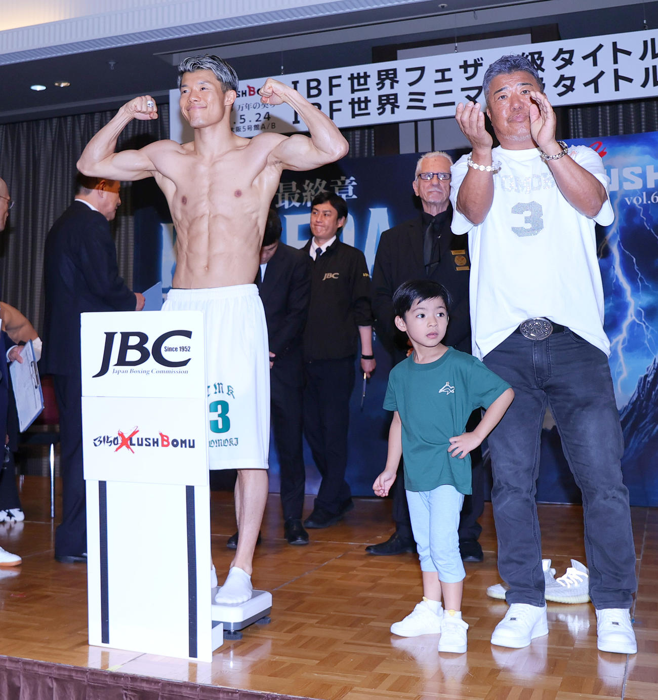 計量をクリアし、ポーズをとる亀田和毅（左）。右は父の史郎氏と長男の望有（のあ）くん（撮影・上山淳一）