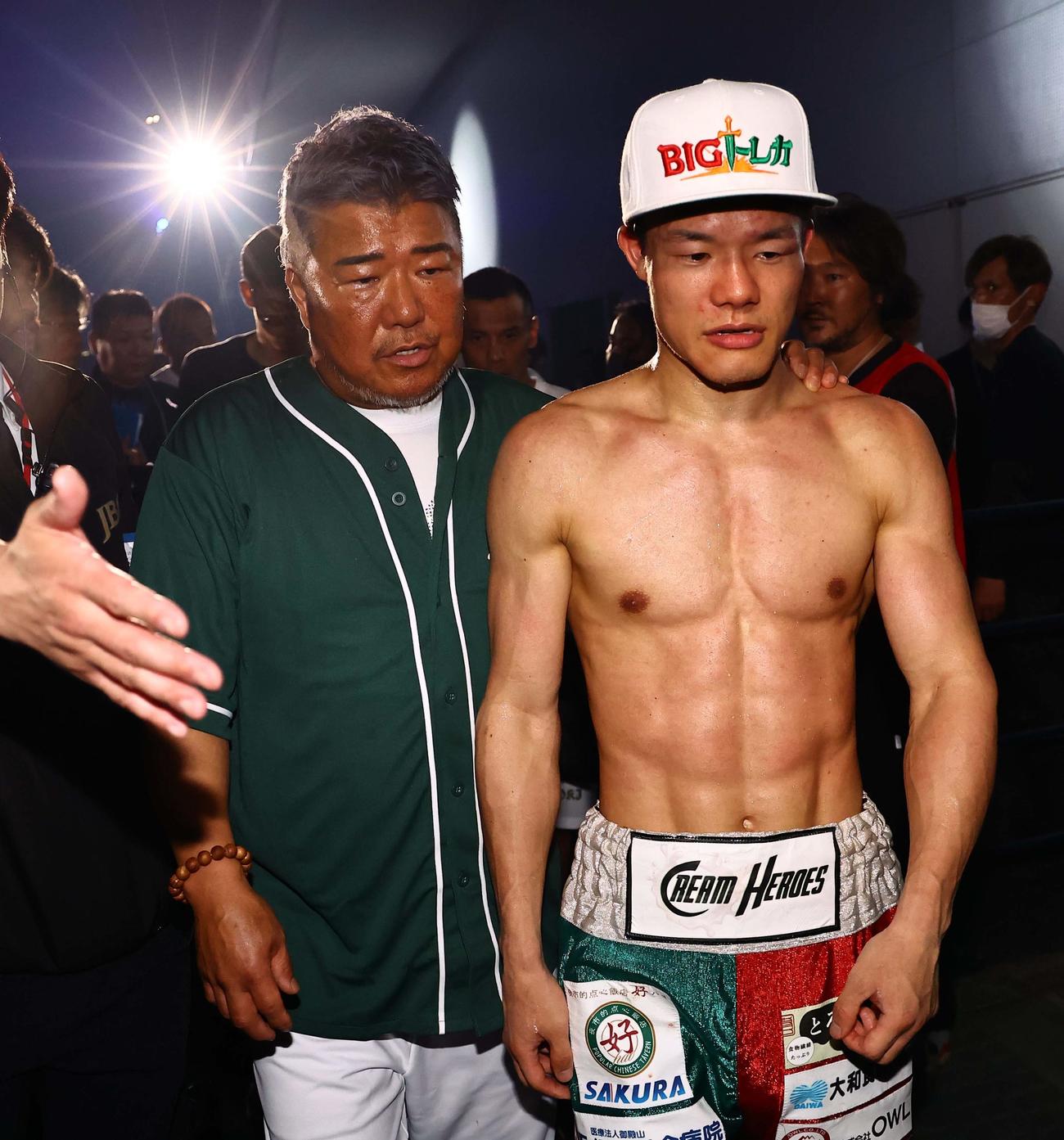 アンジェロ・レオに敗れた亀田和毅（右）は父でトレーナーの史郎氏と引き揚げる（撮影・上田博志）