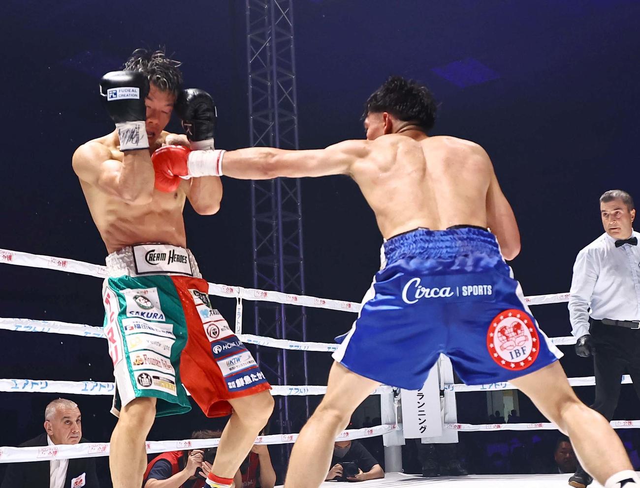 IBFフェザー級タイトルマッチ　アンジェロ・レオ（右）のパンチを浴びる亀田和毅（撮影・上田博志）