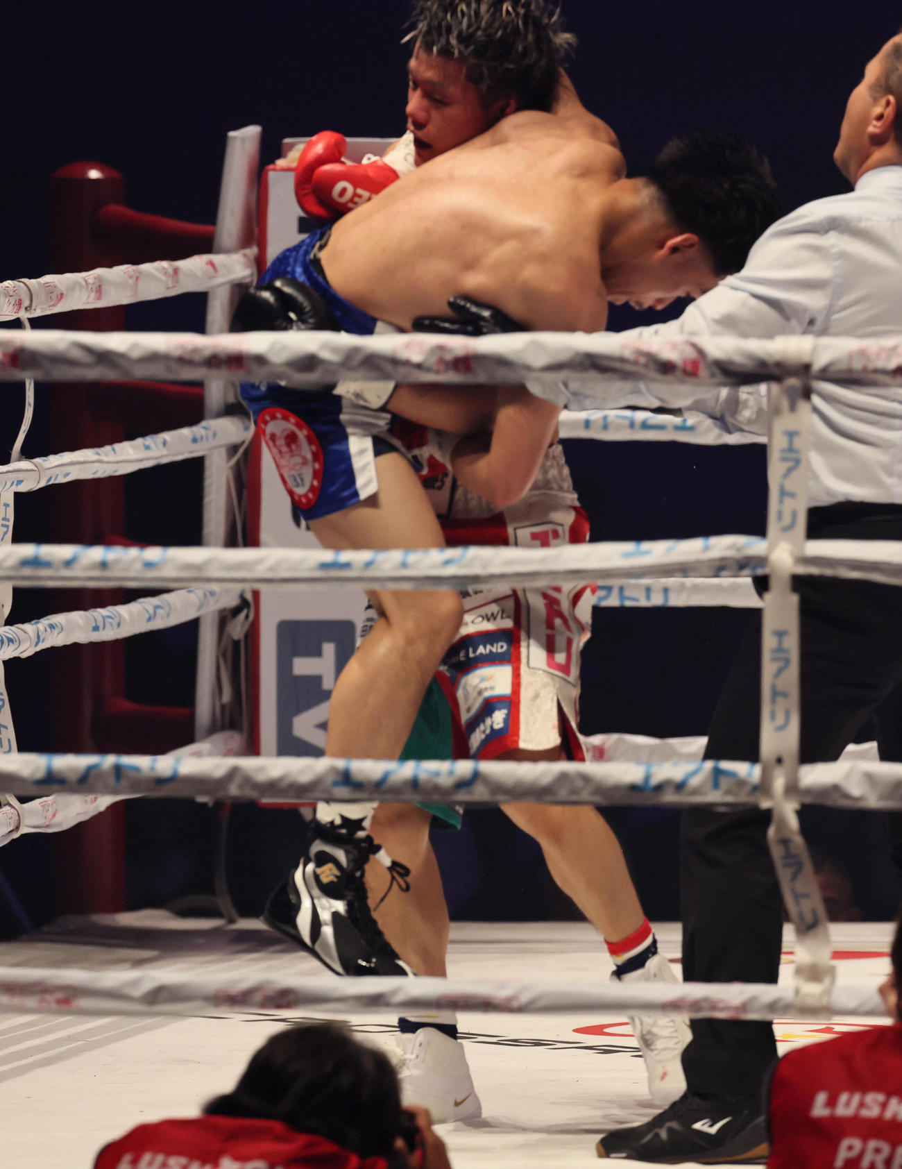 IBF世界フェザー級タイトルマッチ　5R、亀田和毅はクリンチからアンジェロ・レオを持ち上げる（撮影・宮崎幸一）