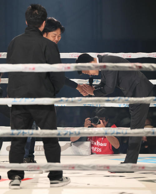 亀田和毅の試合を前にあいさつした亀田興毅（右）と悪手する島田紳助氏（左）。手前はAbemaTVのの藤田晋社長（撮影・宮崎幸一）
