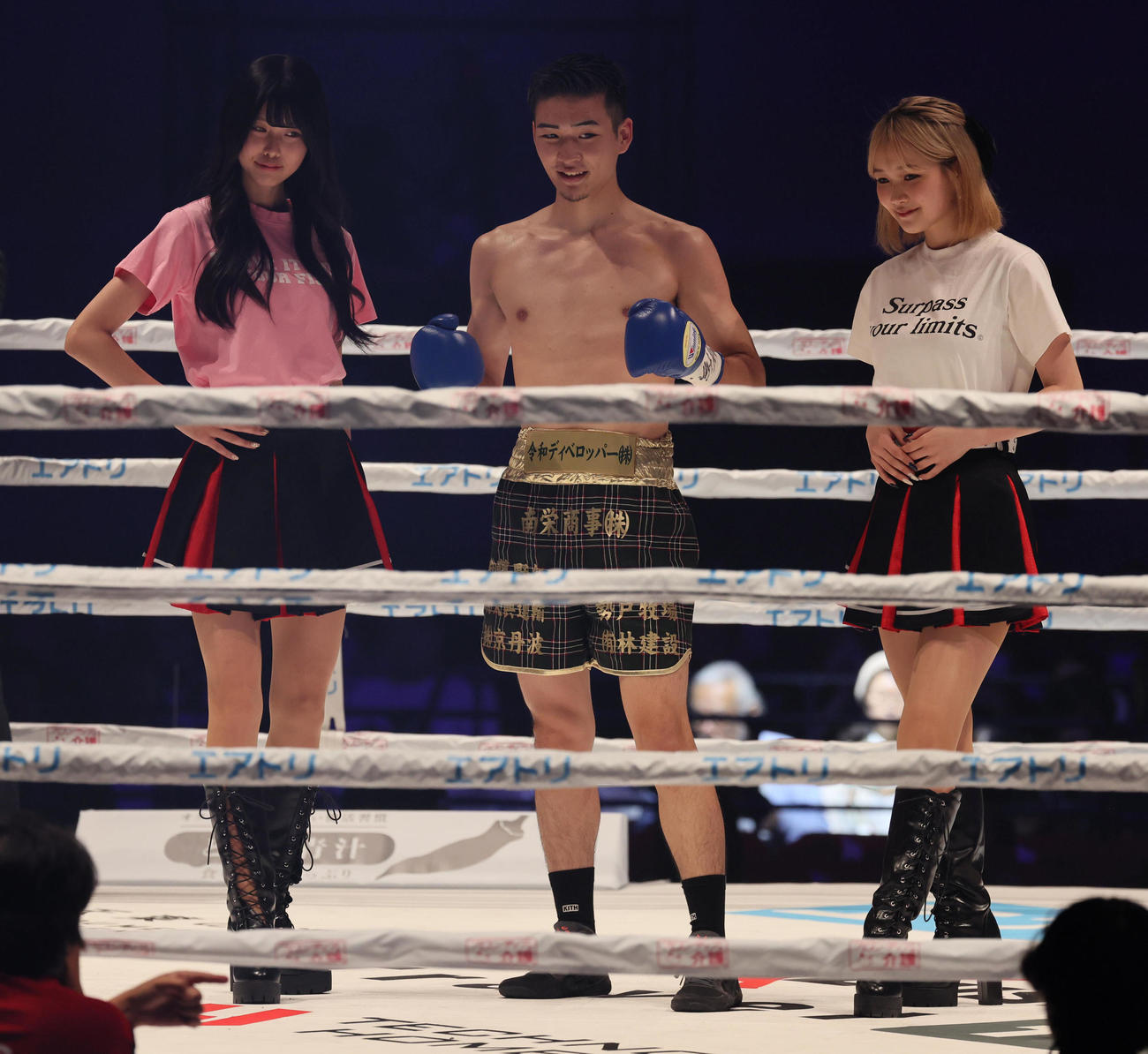 第3試合　2R、スクリット・ナックプリチャにKO勝ちした丸元大五郎（撮影・宮崎幸一）