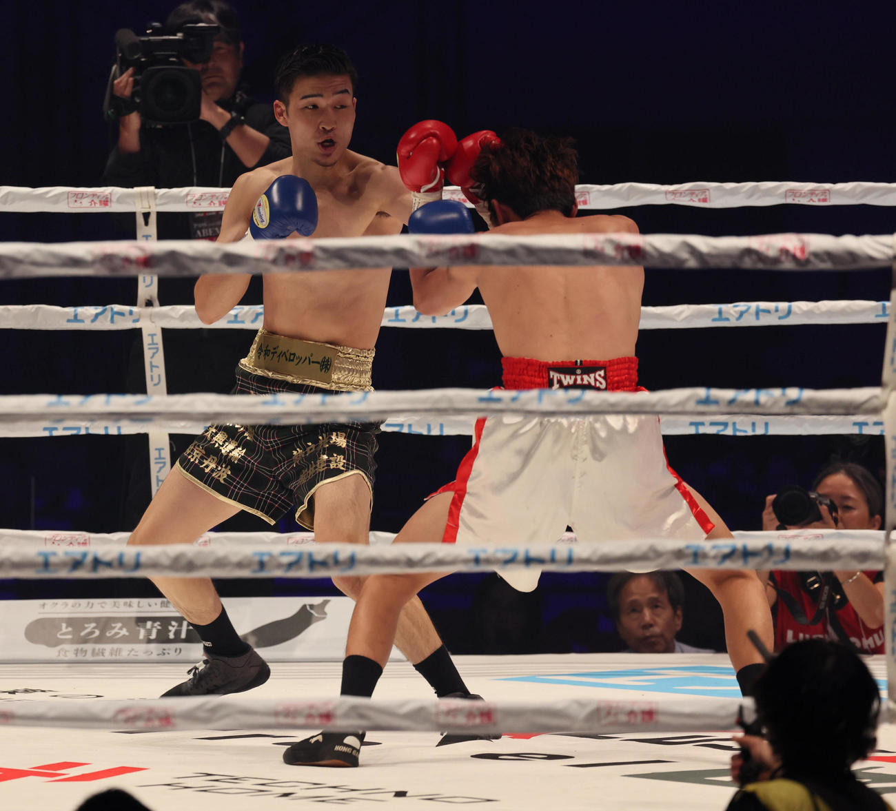 第3試合　1R、スクリット・ナックプリチャからダウンを奪う丸元大五郎（撮影・宮崎幸一）