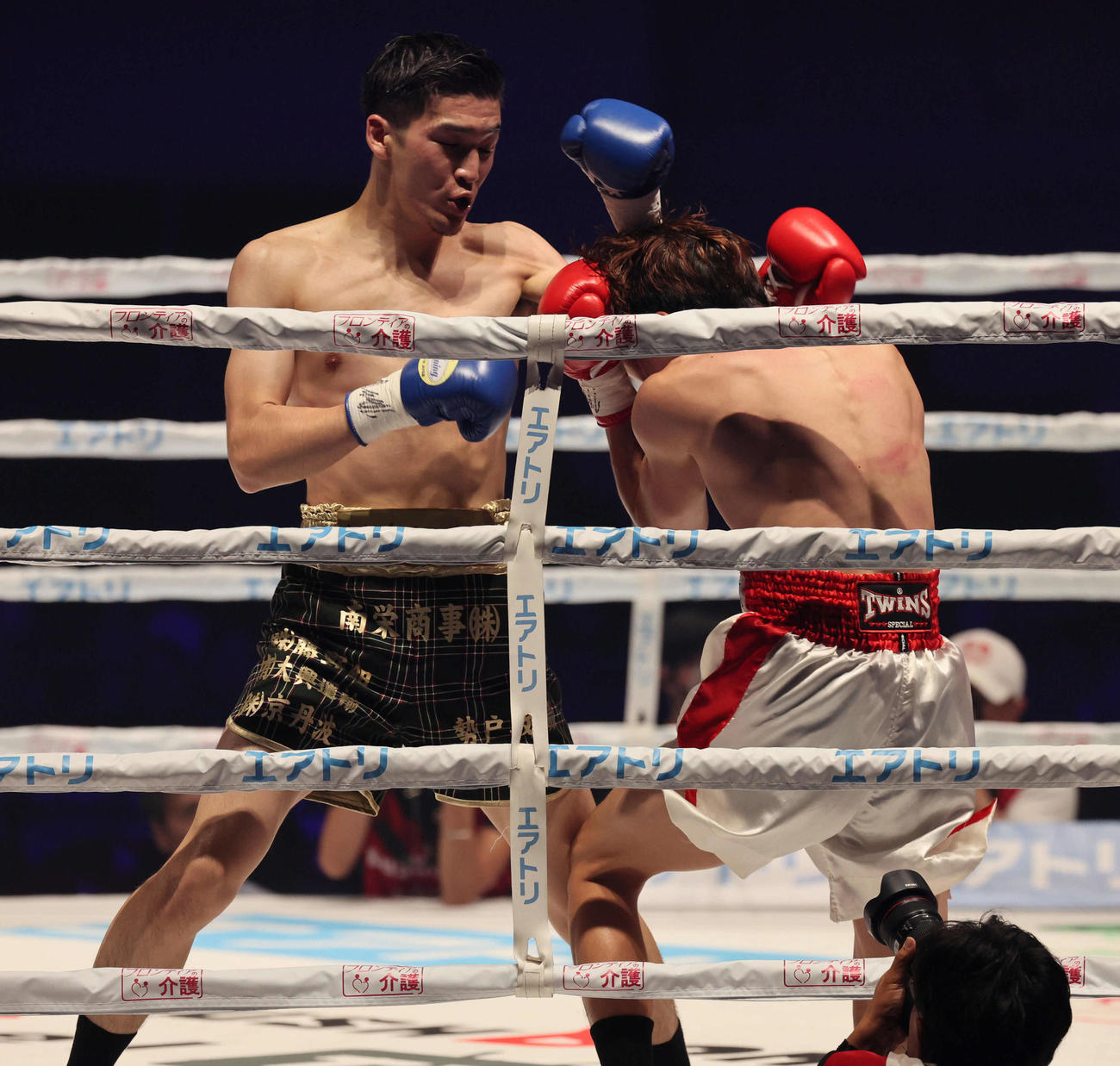 第3試合　2R、スクリット・ナックプリチャにKO勝ちした丸元大五郎（撮影・宮崎幸一）
