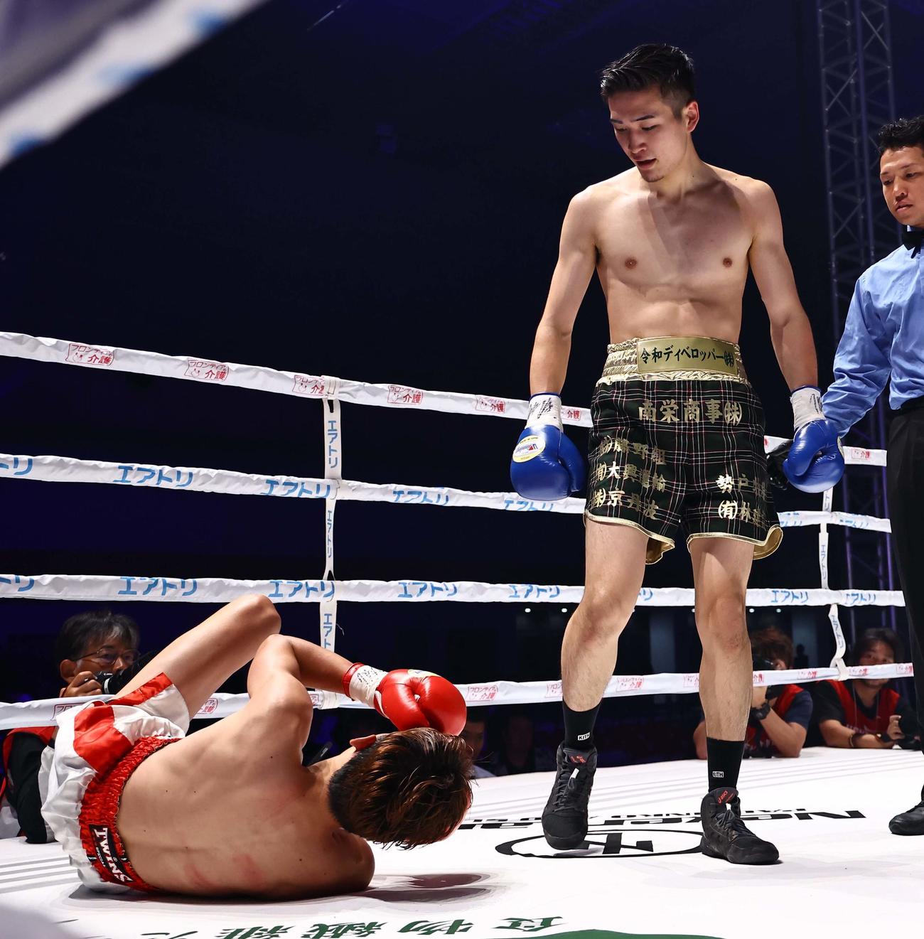 スクリット・ナックプリチャ（左）にKO勝利した丸元大五郎（撮影・上田博志）