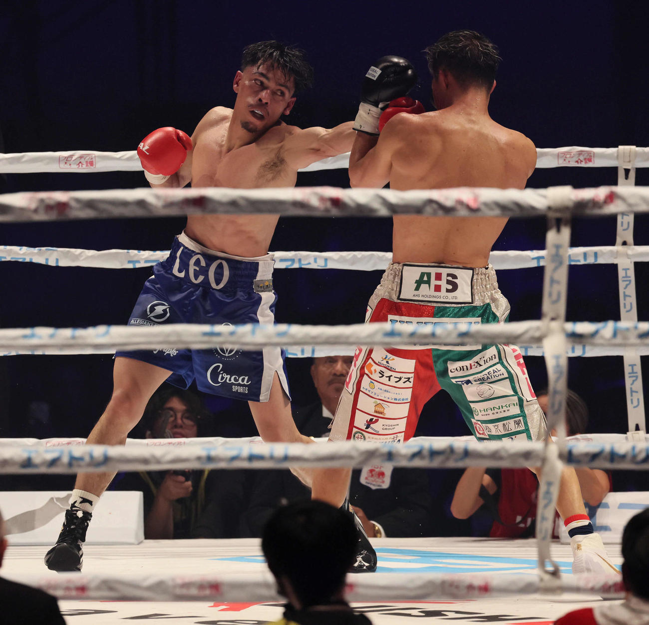 IBF世界フェザー級タイトルマッチ　アンジェロ・レオは亀田和毅の顔面をヒットする（撮影・宮崎幸一）