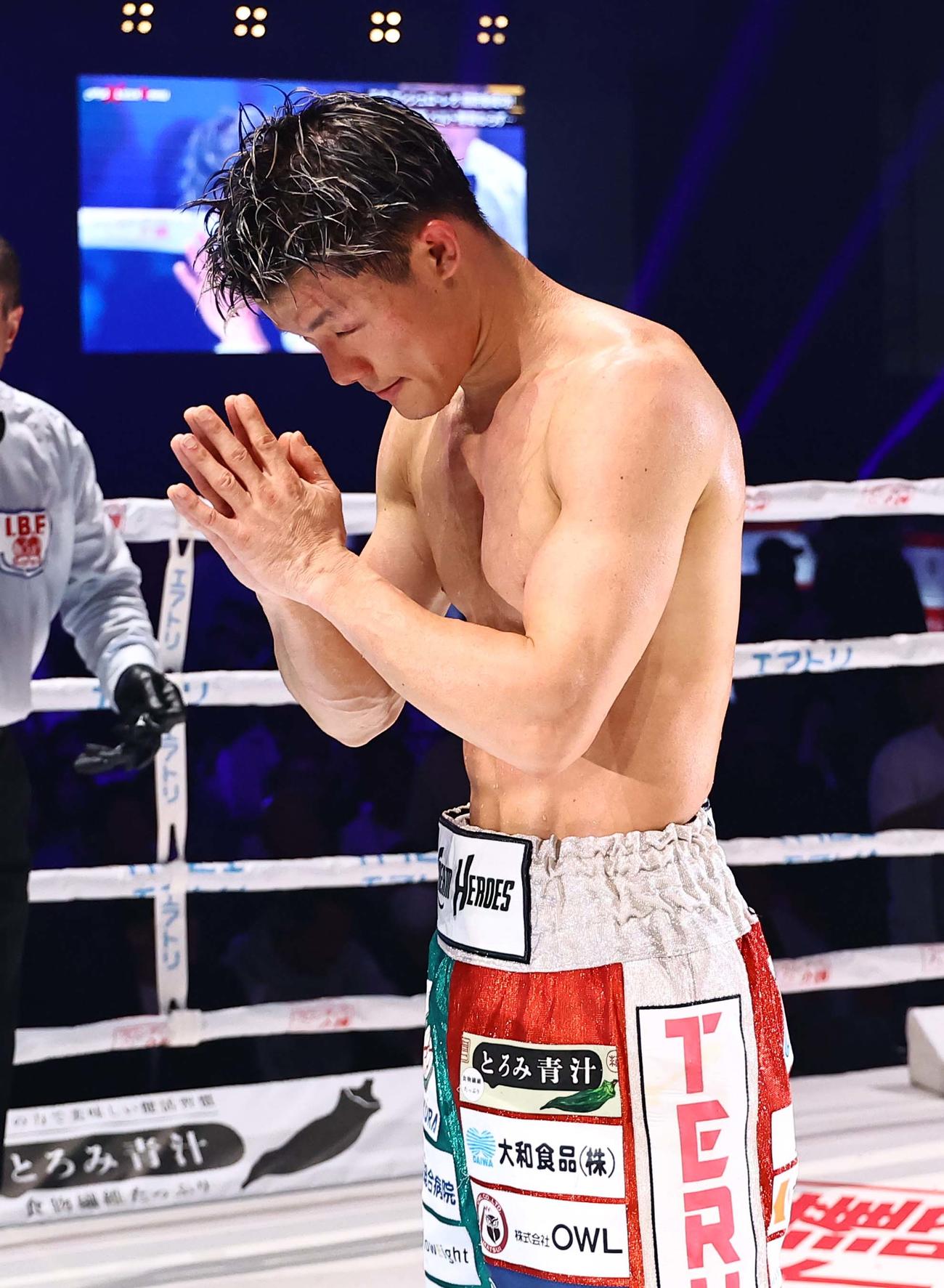 アンジェロ・レオに敗れた亀田和毅はファンに手を合わせ謝る（撮影・上田博志）