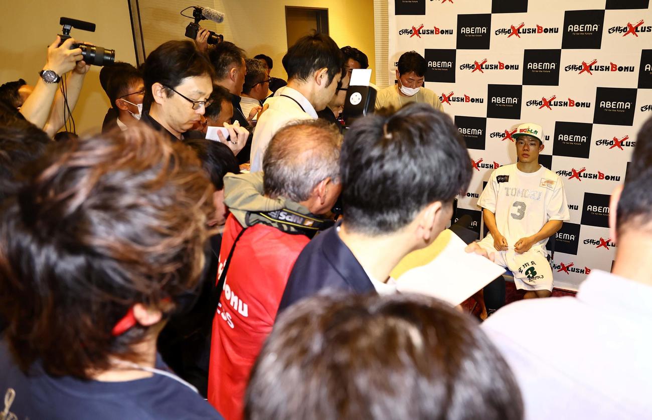 アンジェロ・レオに敗れた亀田和毅は囲み取材を受ける（撮影・上田博志）