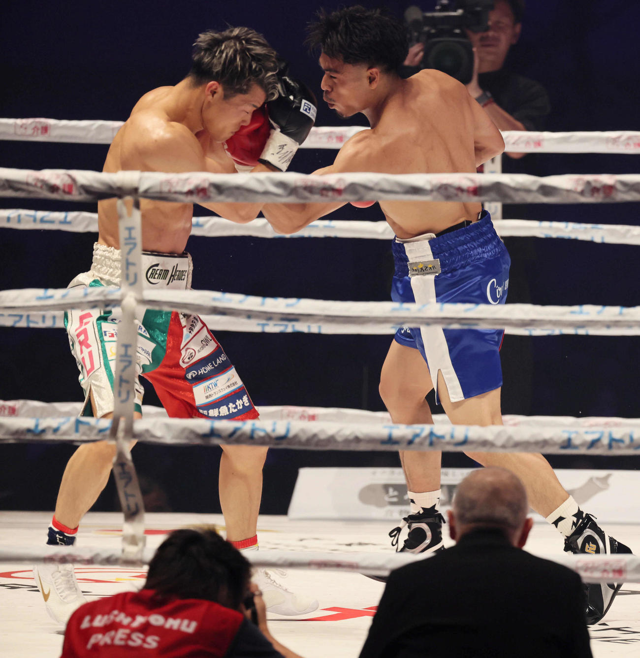 2R、アンジェロ・レオは亀田和毅の顔面をヒットする（撮影・宮崎幸一）