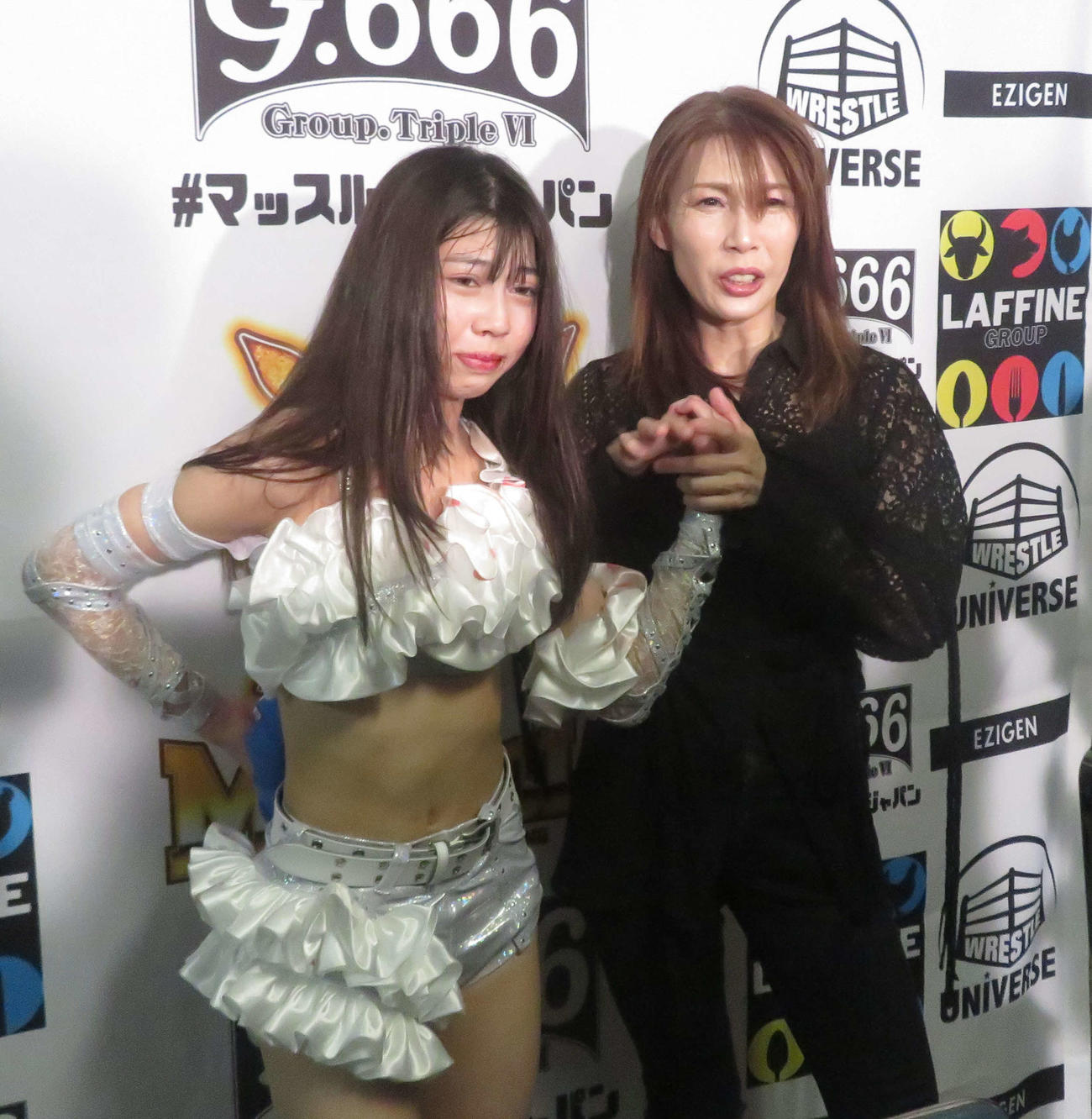 マリーゴールド　デビュー戦を終えた心希（左）と母で元プロレスラーの大向美智子（撮影・松熊洋介）