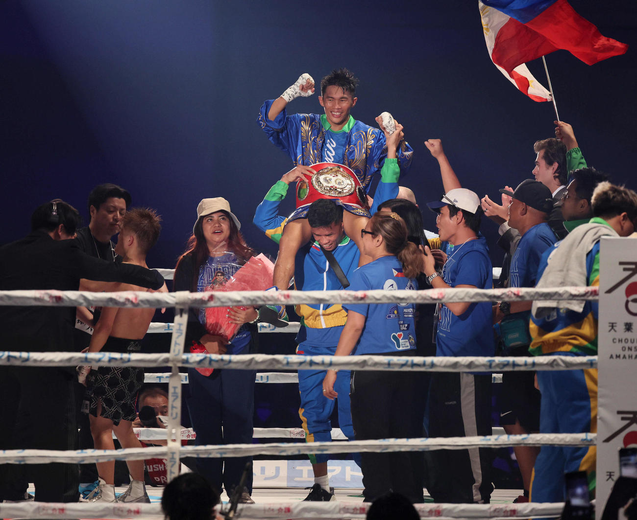 第6試合　6IBF世界ミニマム級タイトルマッチ　判定勝ちしたペドロ・タドゥラン（（中央）と敗れた重岡銀次朗（撮影・宮崎幸一）