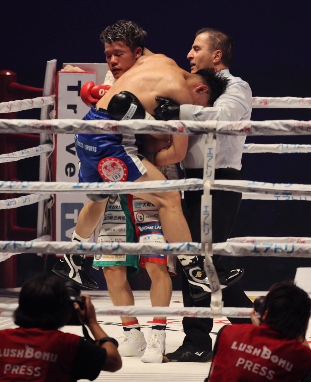 IBF世界フェザー級タイトルマッチ　5R、亀田和毅はクリンチからアンジェロ・レオを持ち上げる（撮影・宮崎幸一）