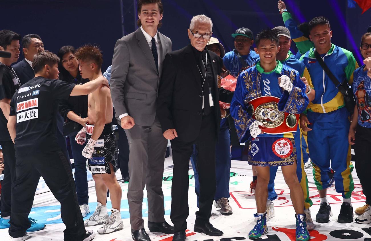 IBF世界ミニマム級タイトルマッチ　ペドロ・タドゥラン（右から2人目）に敗れリングに立ち尽くす重岡銀次朗（撮影・上田博志）