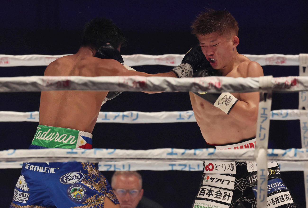 6回、ペドロ・タドゥラン（左）の右を顔面に受ける重岡銀（撮影・宮崎幸一）