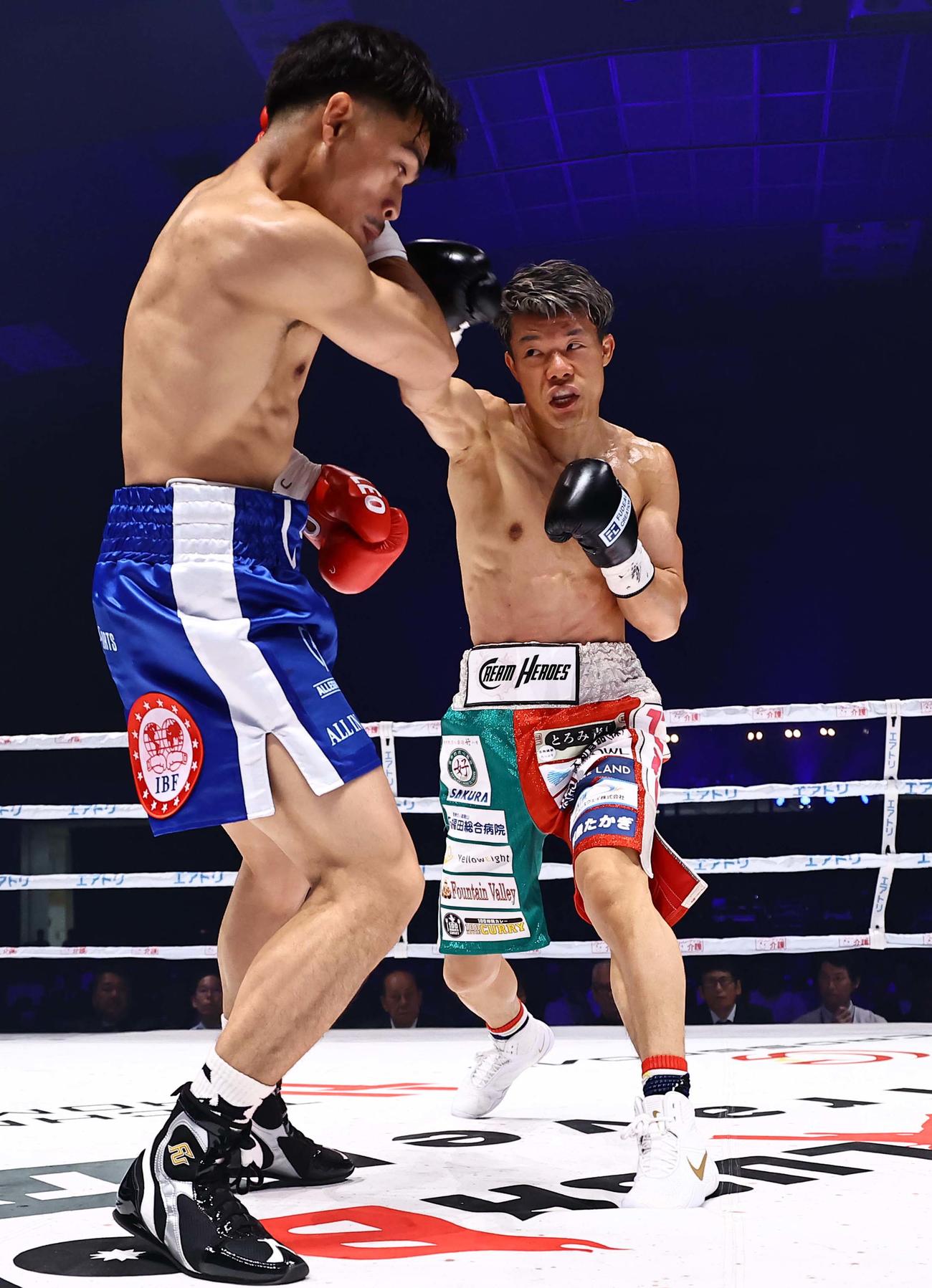 IBFフェザー級タイトルマッチ　アンジェロ・レオ（左）にパンチを見舞う亀田和毅（撮影・上田博志）