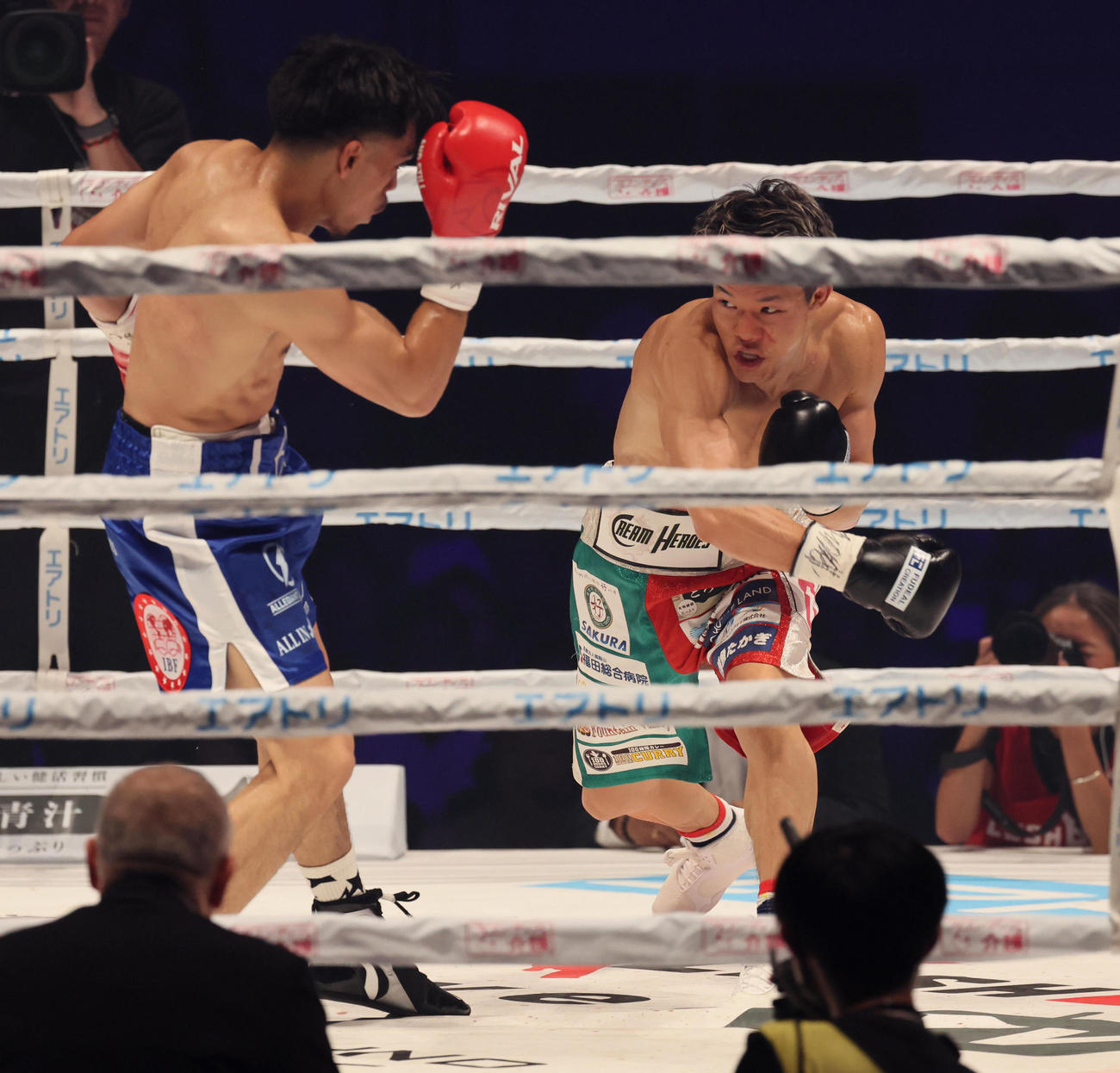 IBF世界フェザー級タイトルマッチ　3R、アンジェロ・レオを攻める亀田和毅（撮影・宮崎幸一）
