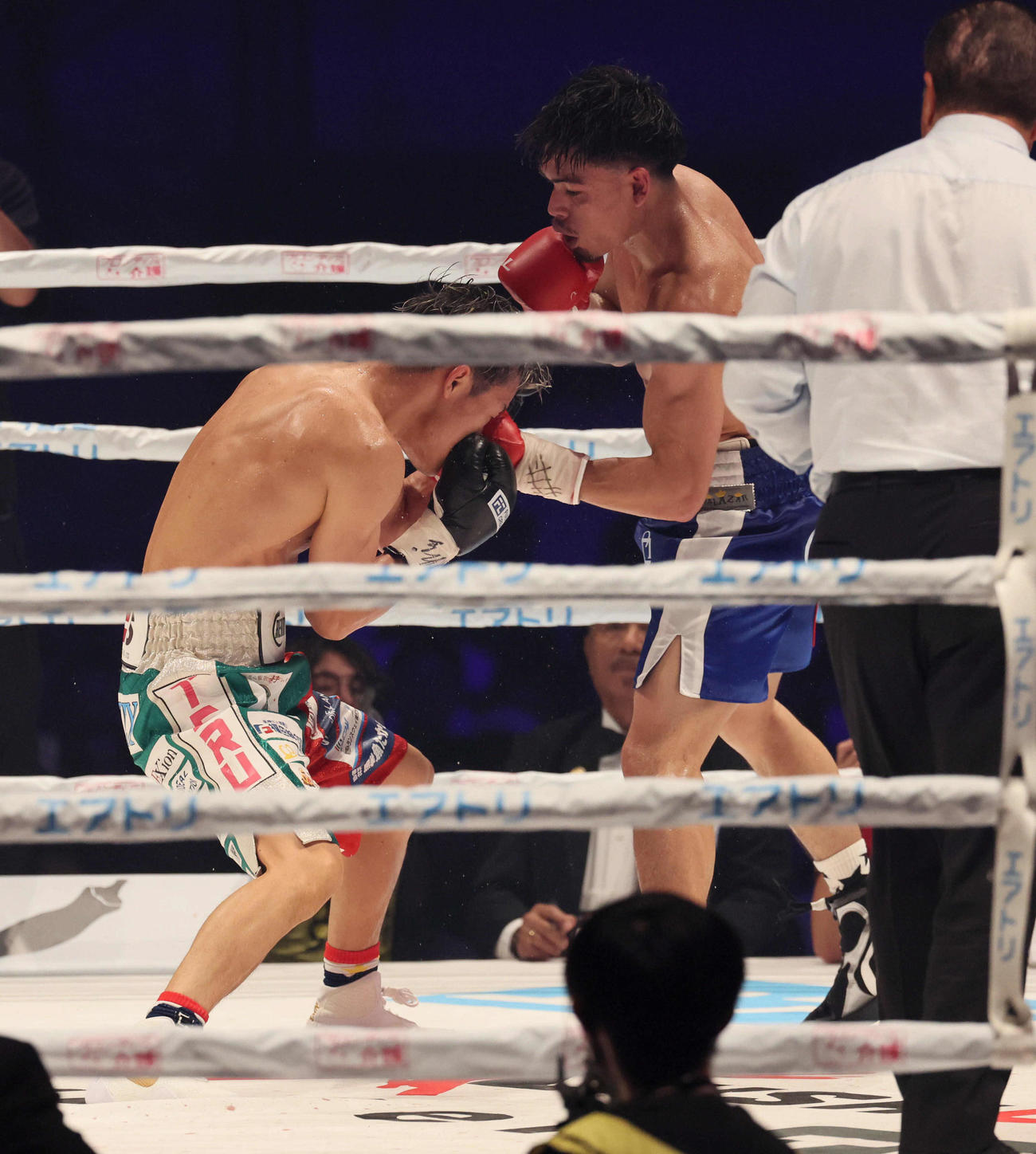 IBF世界フェザー級タイトルマッチ　8R、亀田和毅はクリンチからアンジェロ・レオのパンチを顔面で受ける（撮影・宮崎幸一）