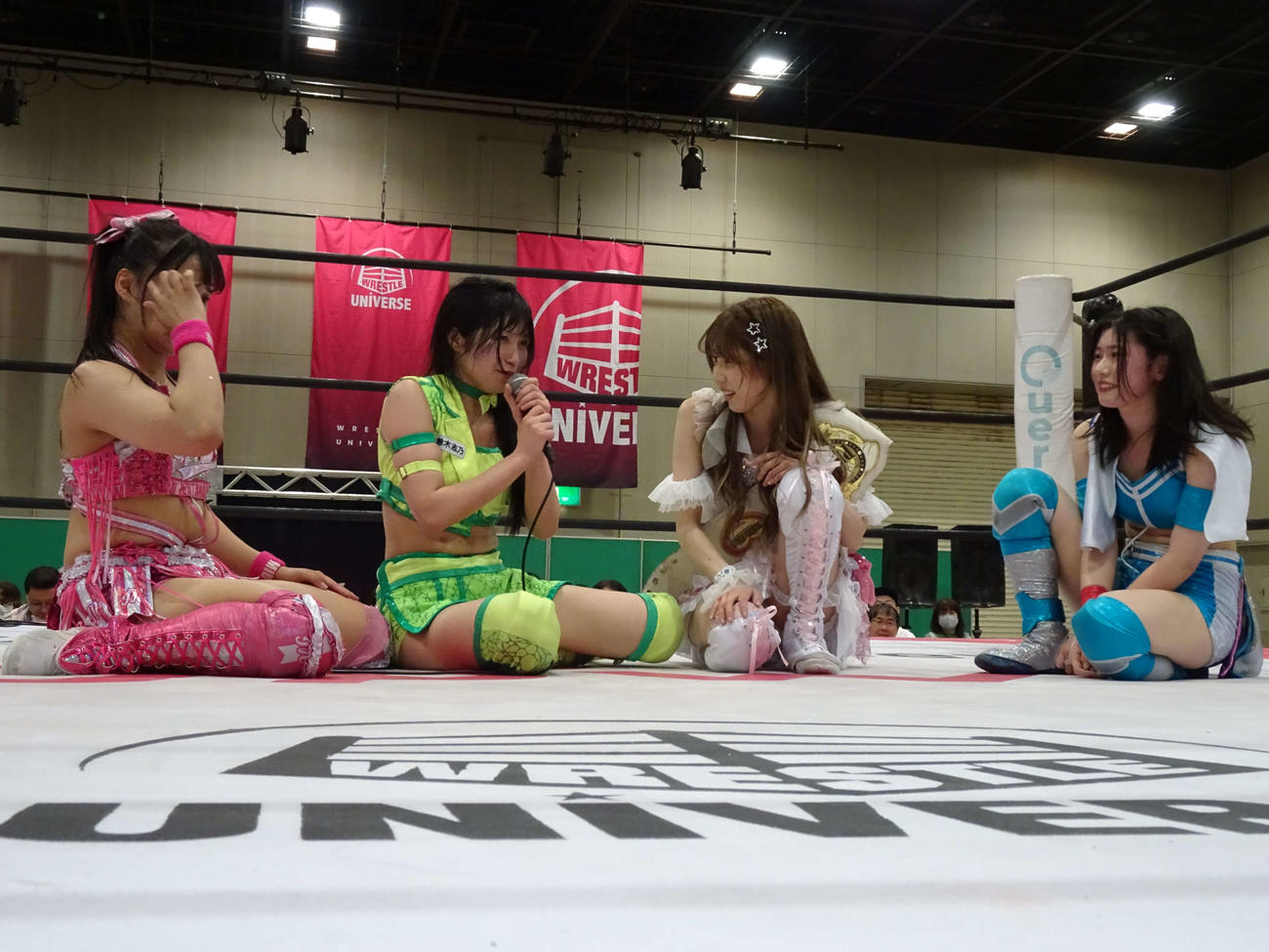 号泣する鈴木志乃（左から2人目）と渡辺未詩（左端）、瑞希（左から3人目）、風城ハル（右端）