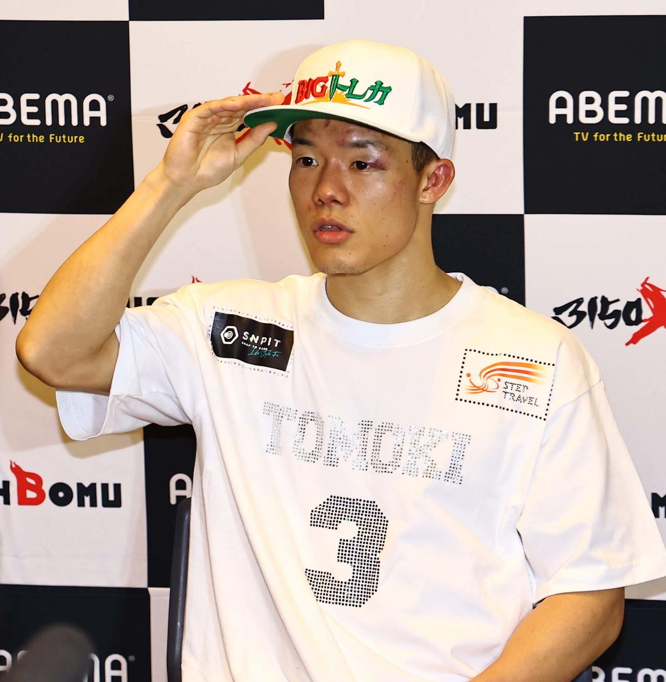 IBF世界ミニマム級タイトルマッチ　アンジェロ・レオに敗れた亀田和毅は囲み取材を受ける（撮影・上田博志）
