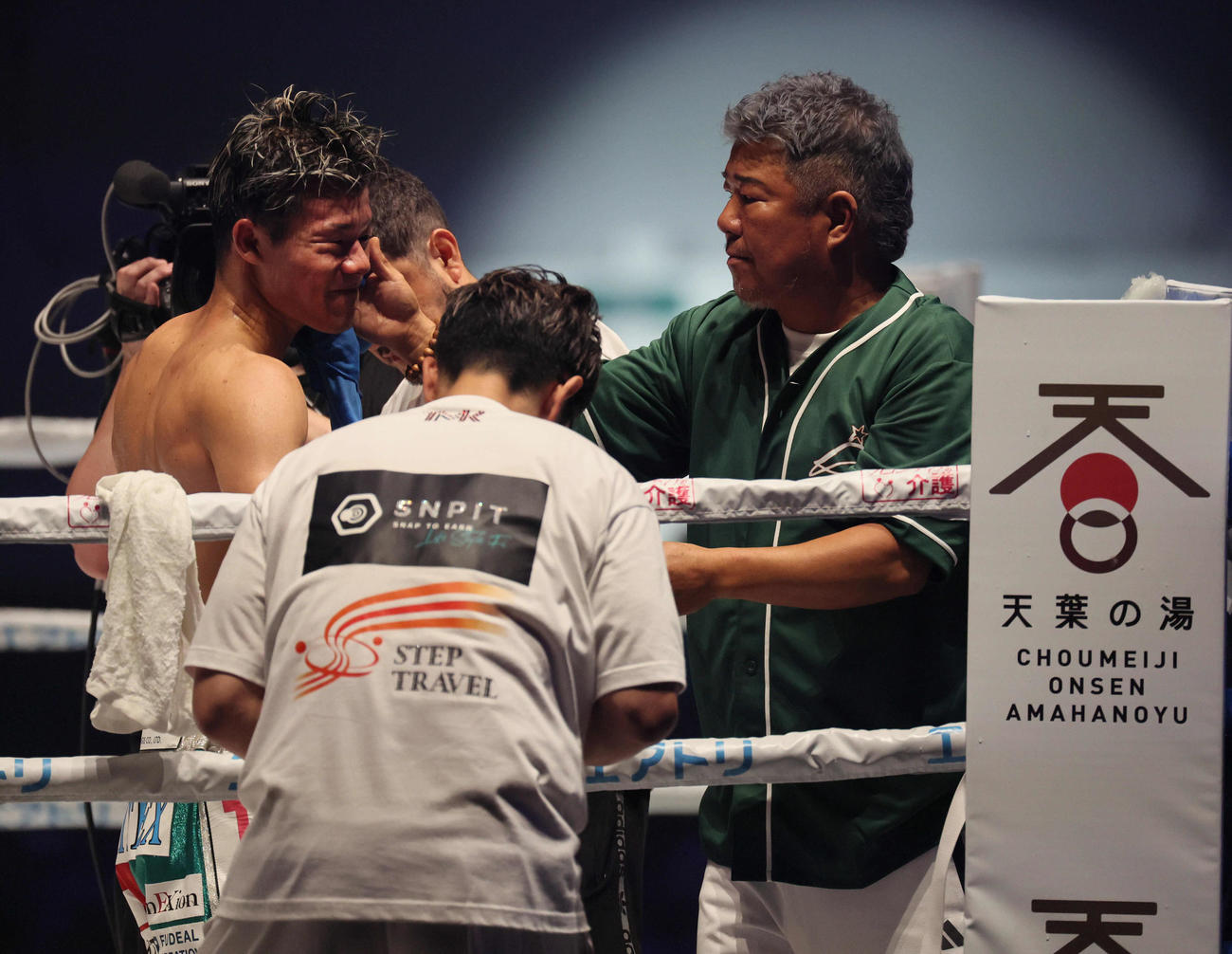 IBF世界フェザー級タイトルマッチ　12Rを終え、判定を待つ間に亀田和毅をねぎらう亀田史郎（撮影・宮崎幸一）