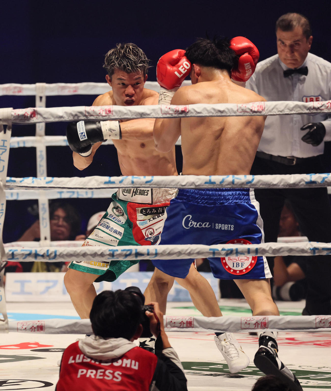 IBF世界フェザー級タイトルマッチ　4R、アンジェロ・レオを攻める亀田和毅（撮影・宮崎幸一）