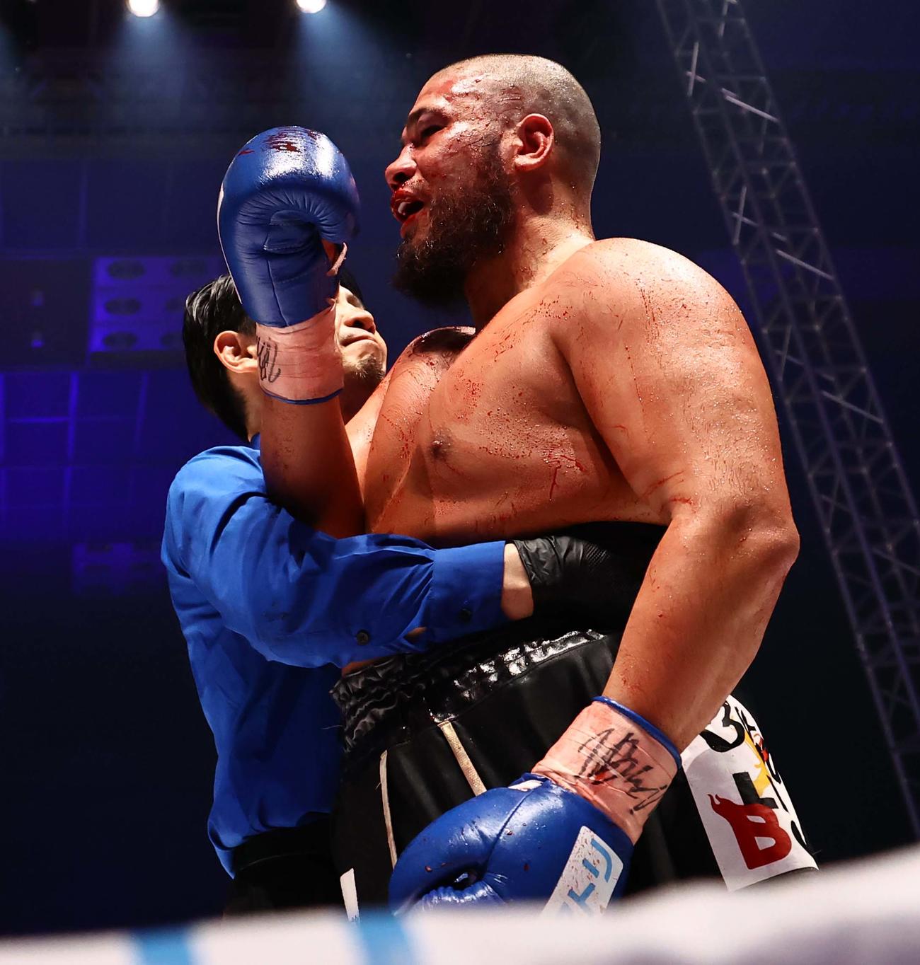 レフリーに試合を止められる但馬ミツロ（撮影・上田博志）