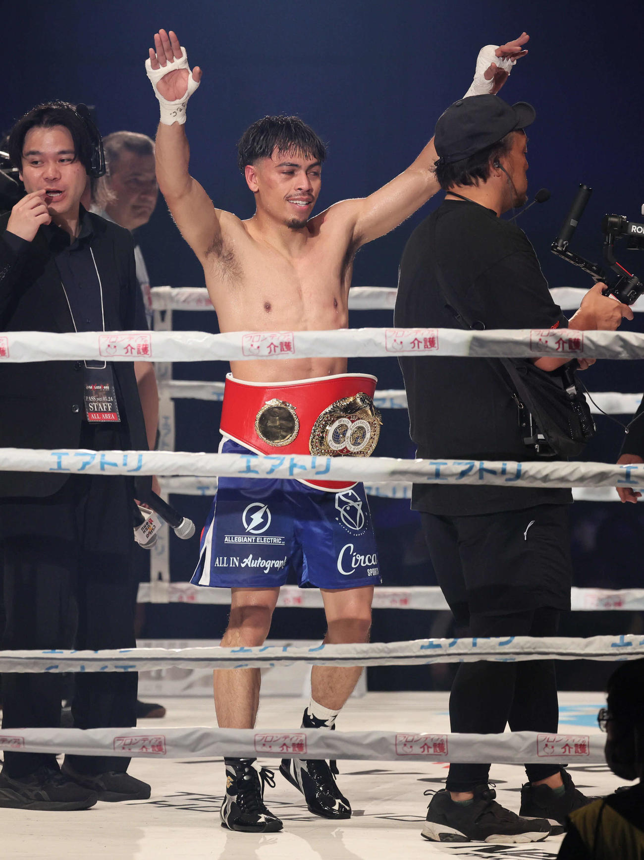 IBF世界フェザー級タイトルマッチ　6R、亀田和毅を下してタイトルを防衛したアンジェロ・レオ（撮影・宮崎幸一）