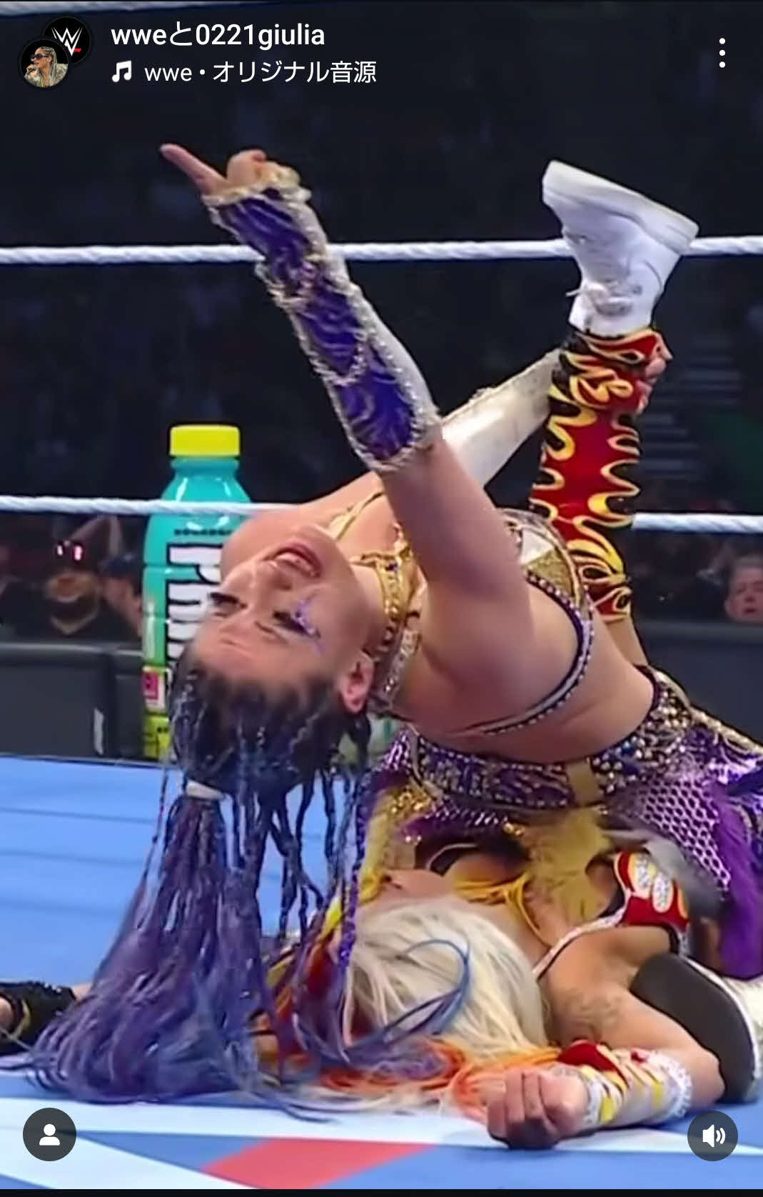 US女子王者ゼリーナ・ベガ（下）から3カウントを奪ったジュリア（WWE公式インスタグラムから）