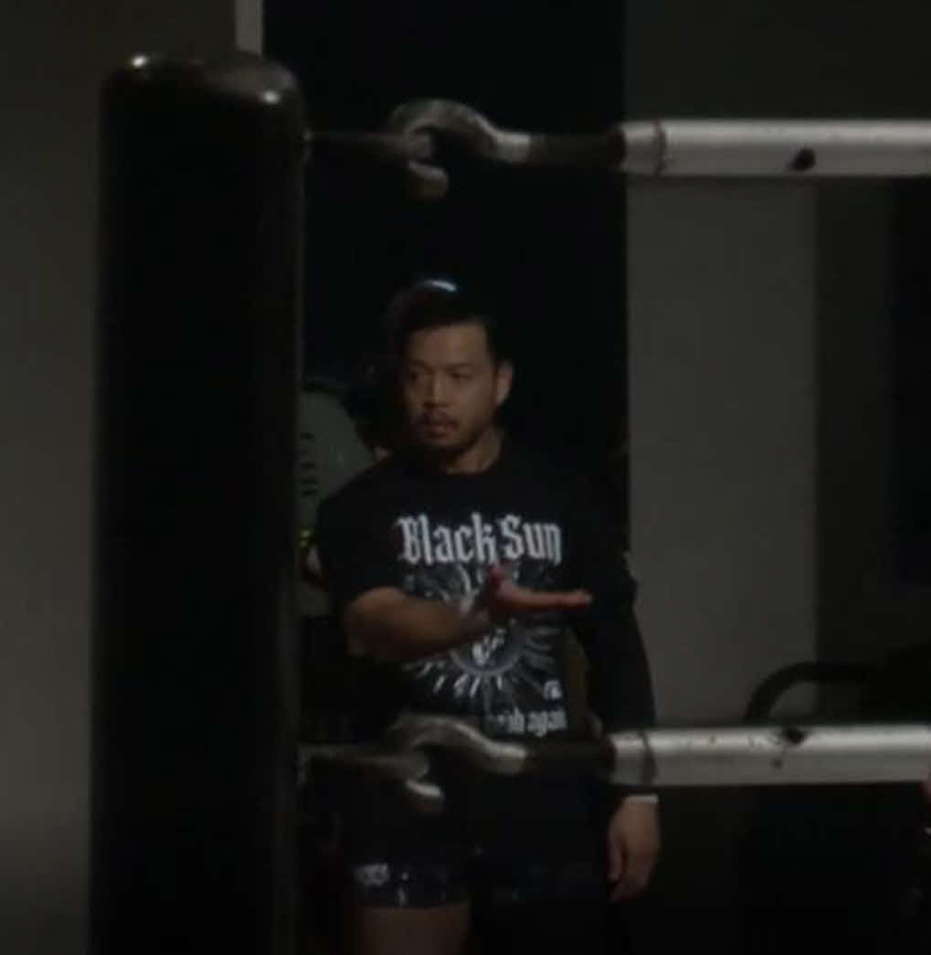 ウーロン茶をかけられた直後、ぼう然として関係者に訴えるKENTA（WRESTLE UNIVERSEから）