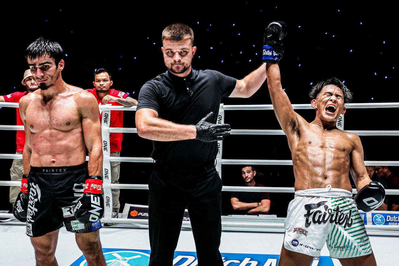 キックで圧倒して判定勝ちした与座優貴（右）（C）ONE Championship