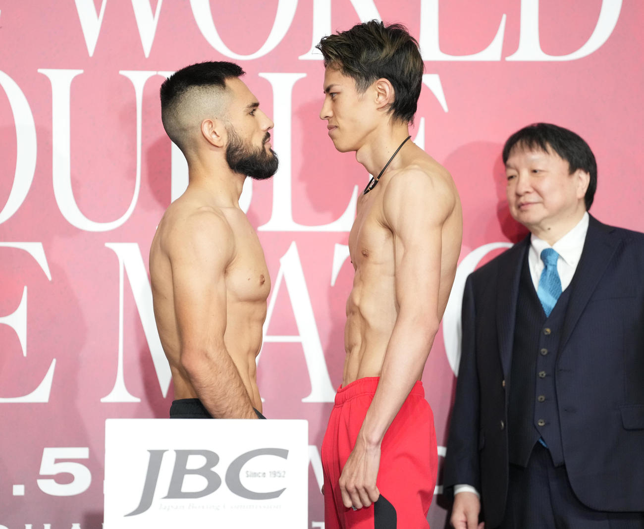 前日計量をパスし、ヌニェス（左）とフェースオフする力石。右は大橋会長（撮影・鈴木みどり）