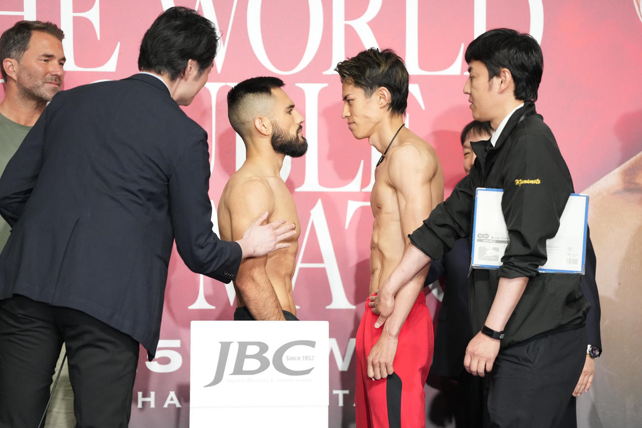 前日計量をパスし、ヌニェス（中央左）とフェースオフする力石（同右）（撮影・鈴木みどり）