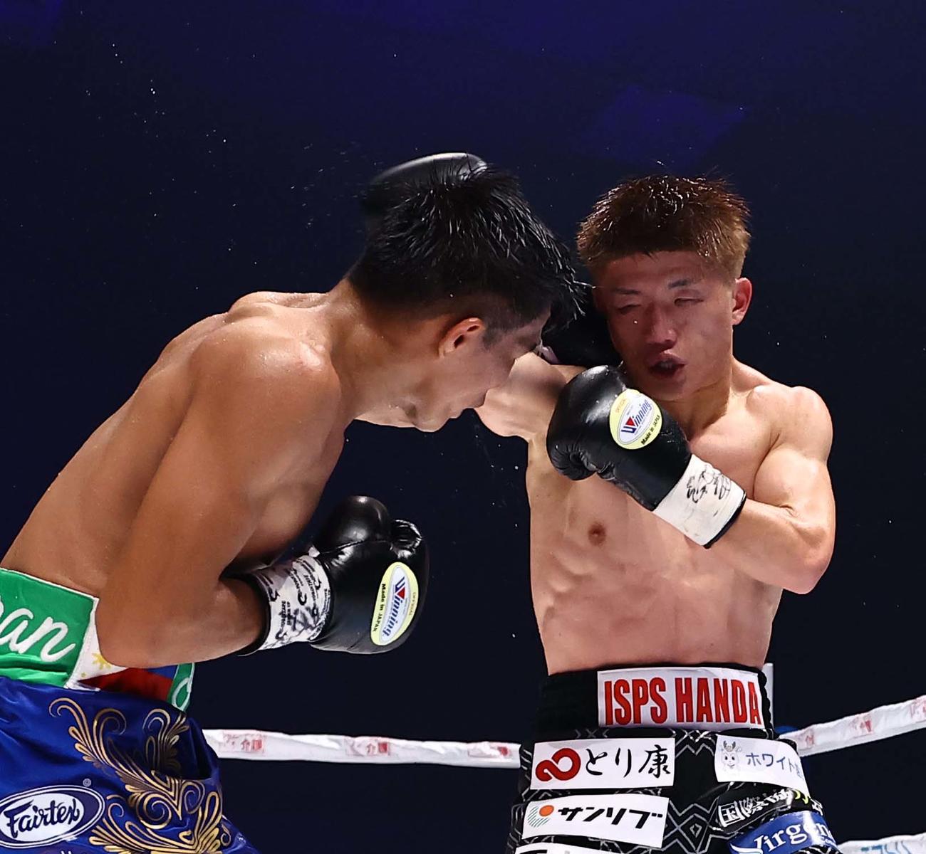 IBF世界ミニマム級タイトルマッチ　11回、タドゥラン（左）のパンチを浴びる重岡（撮影・上田博志）