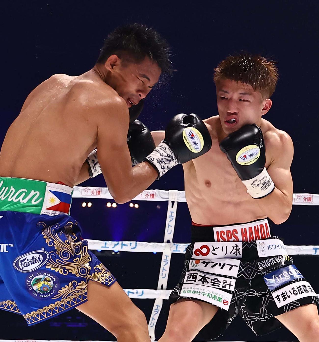 IBF世界ミニマム級タイトルマッチ　12回、タドゥラン（左）にパンチを見舞う重岡（撮影・上田博志）