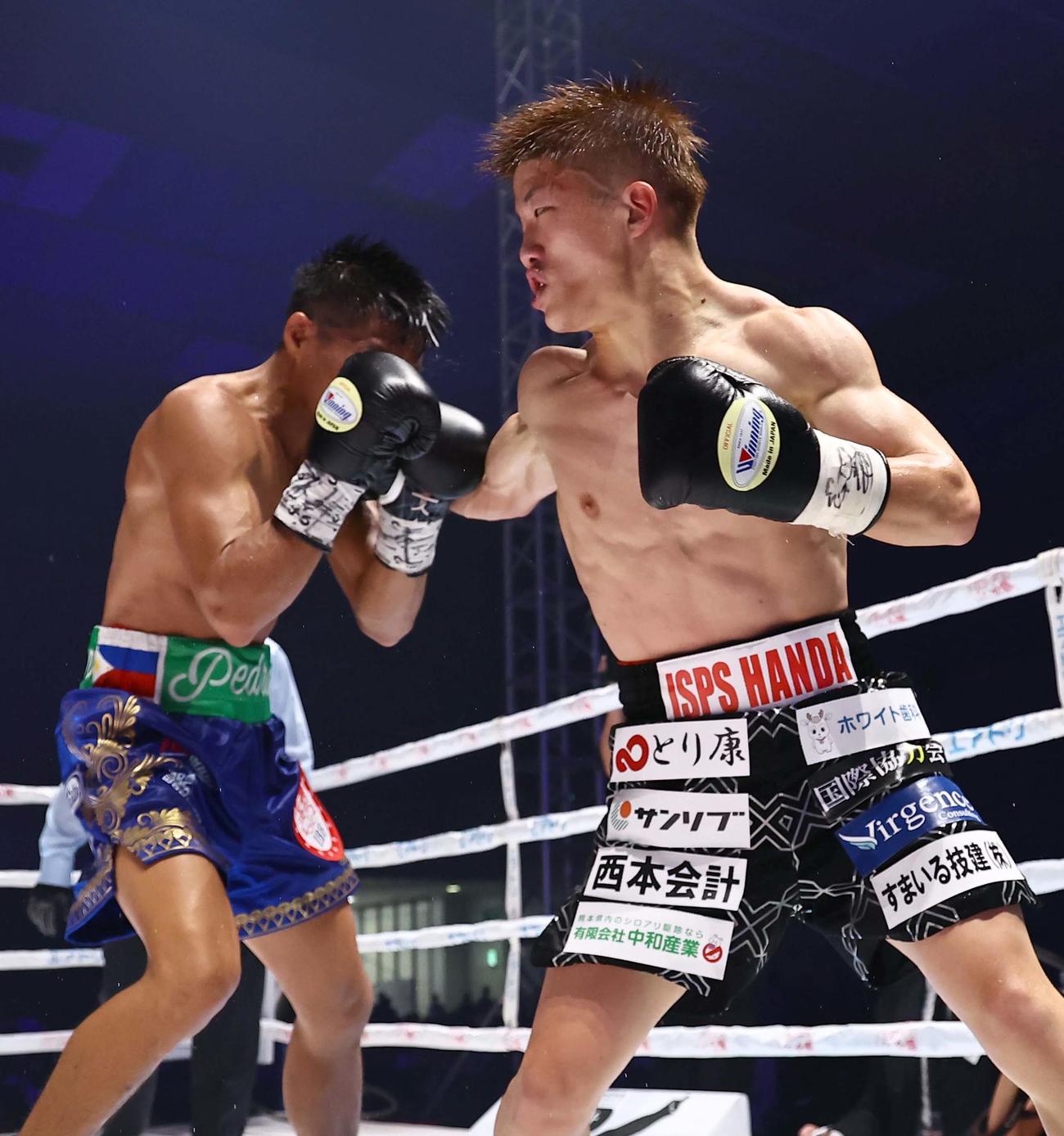 IBF世界ミニマム級タイトルマッチ　12回、タドゥラン（左）にパンチを見舞う重岡（撮影・上田博志）