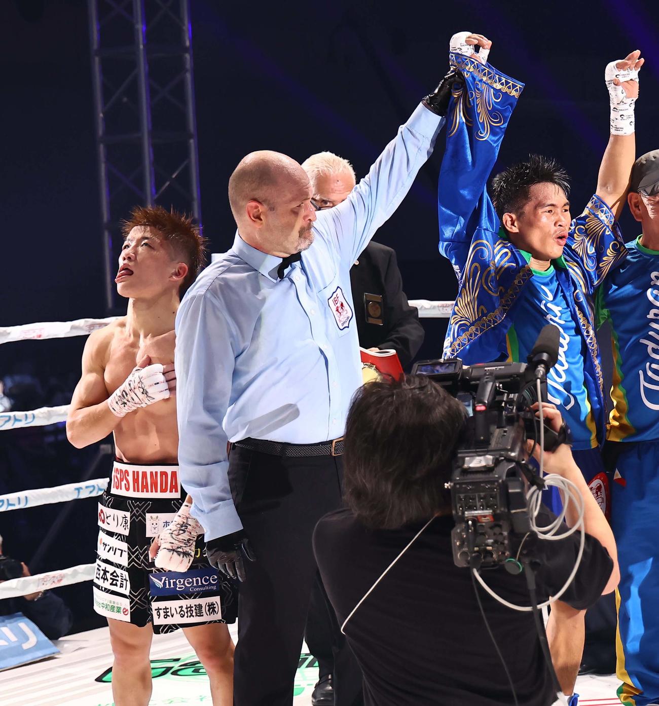 IBF世界ミニマム級タイトルマッチ　タドゥラン（右）に敗れ呆然とする重岡（撮影・上田博志）