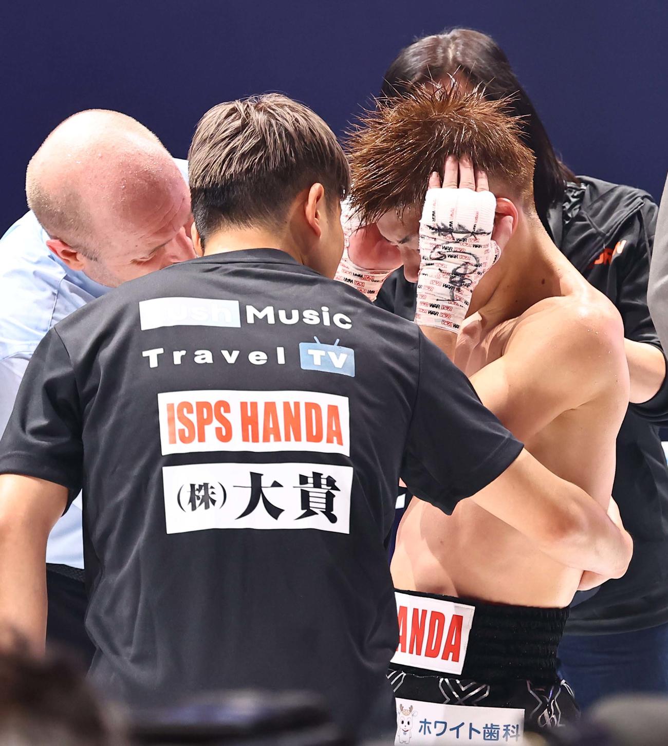 IBF世界ミニマム級タイトルマッチ　試合後、頭を押さえる重岡（撮影・上田博志）