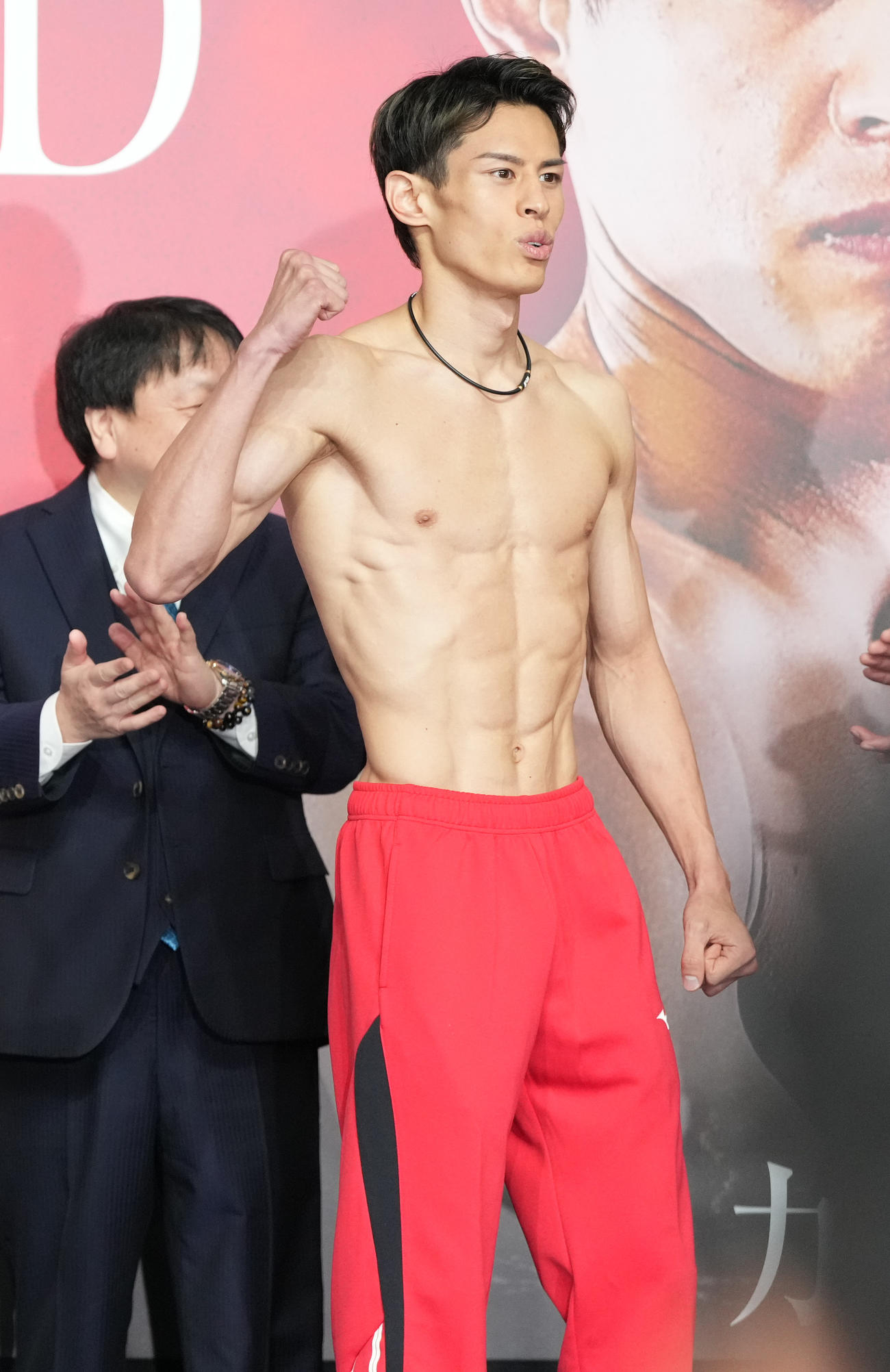 フェースオフ後、ガッツポーズする力石（撮影・鈴木みどり）