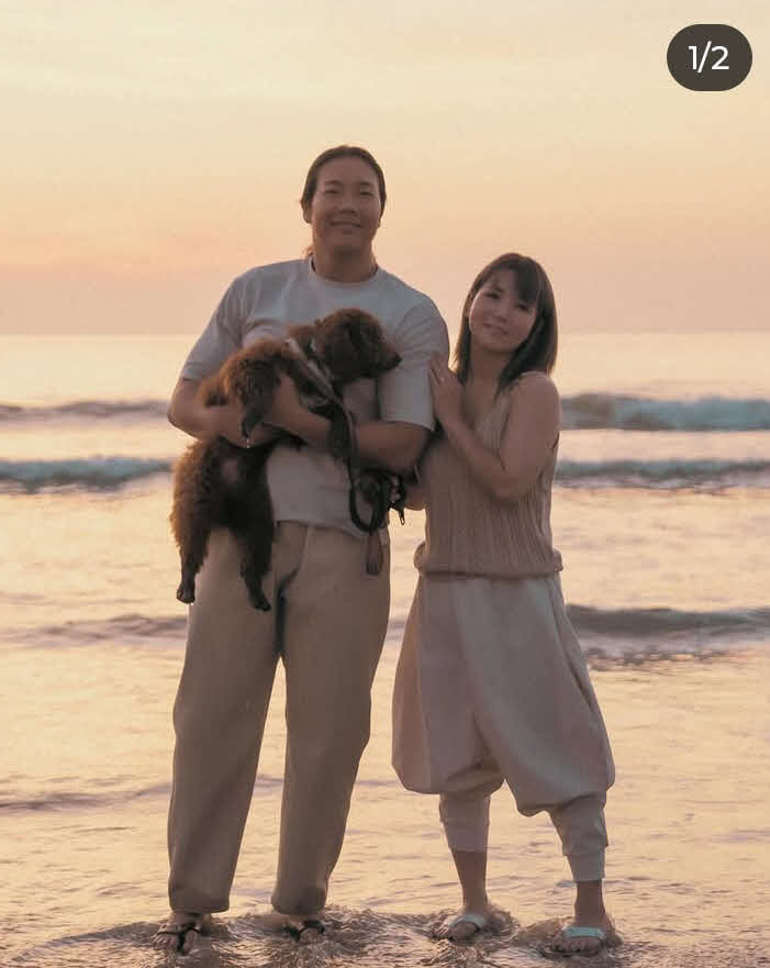 愛犬を抱っこする竹下幸之介と、そっと体を寄せる坂崎ユカ（インスタグラムから）