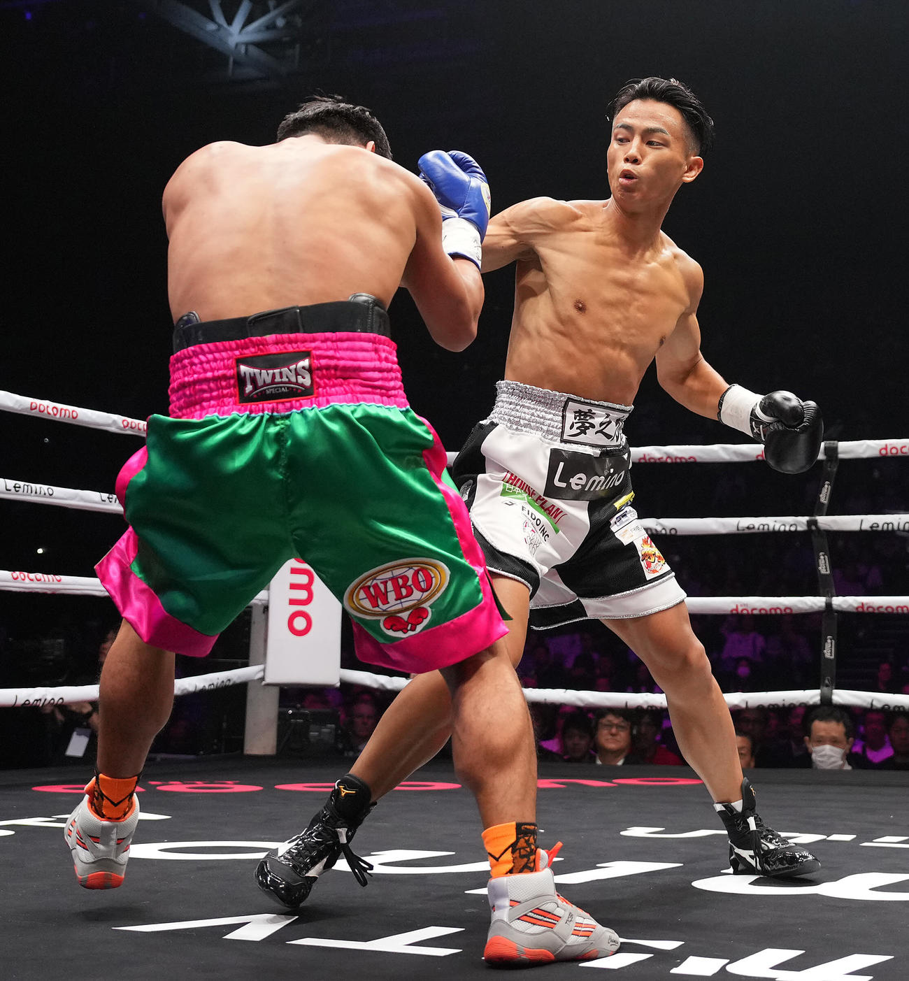 1回、右フックを浴びせる武居（右）（撮影・鈴木みどり）