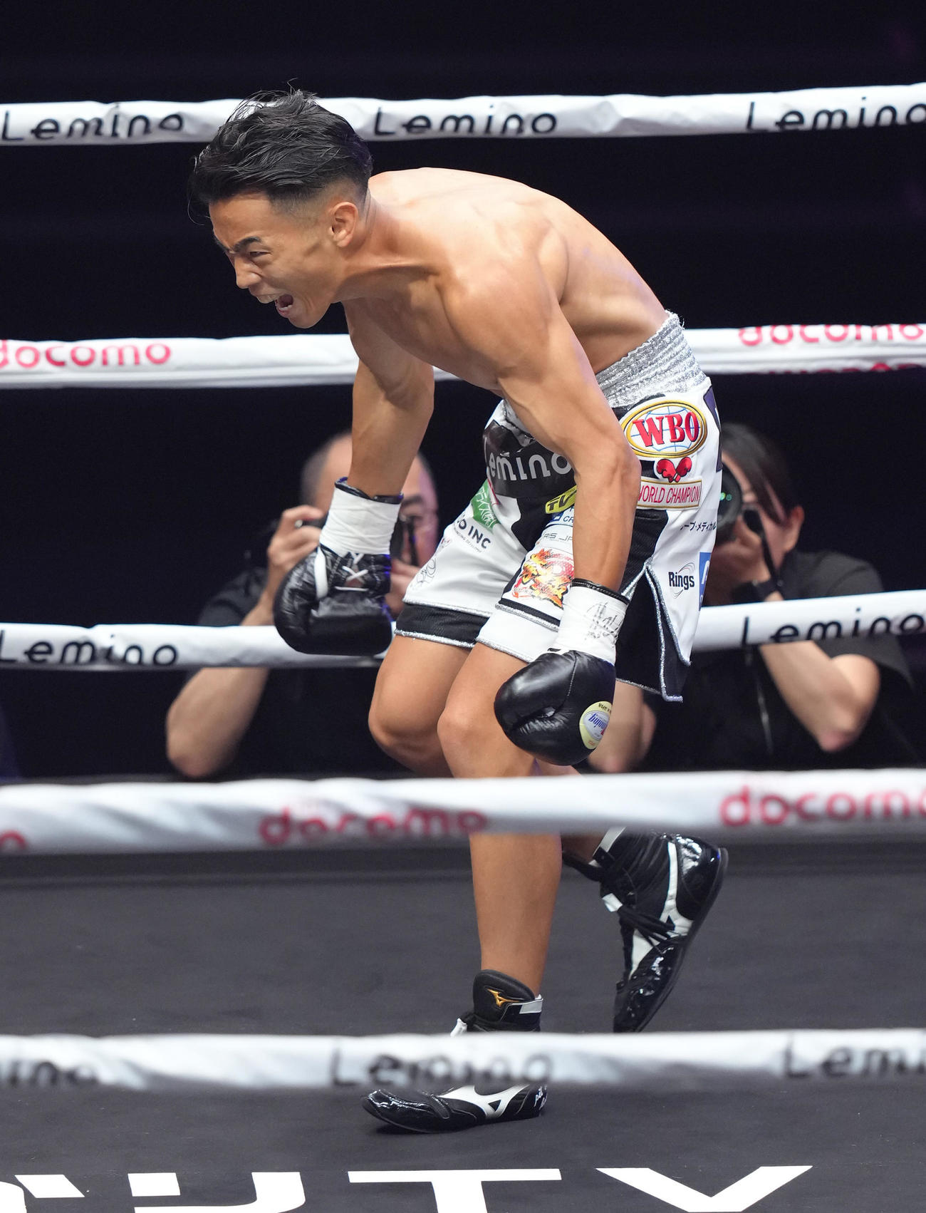 1回、武居はユッタポンをTKOで破り雄たけびを上げる（撮影・足立雅史）