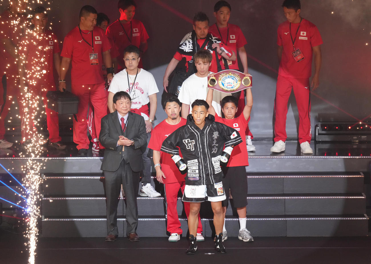 入場する武居（手前右から2人目）。中央右は井上尚（撮影・足立雅史）