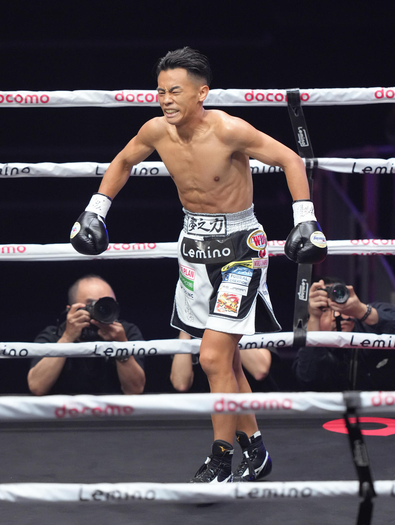 1回、武居はユッタポンをTKOで破り雄たけびを上げる（撮影・足立雅史）
