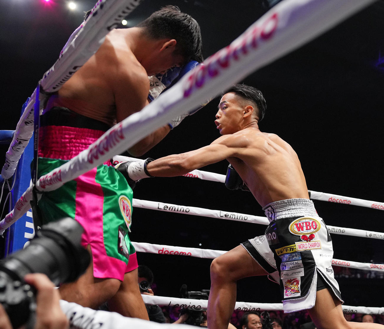 1回、ラッシュをかける武居（右）（撮影・鈴木みどり）