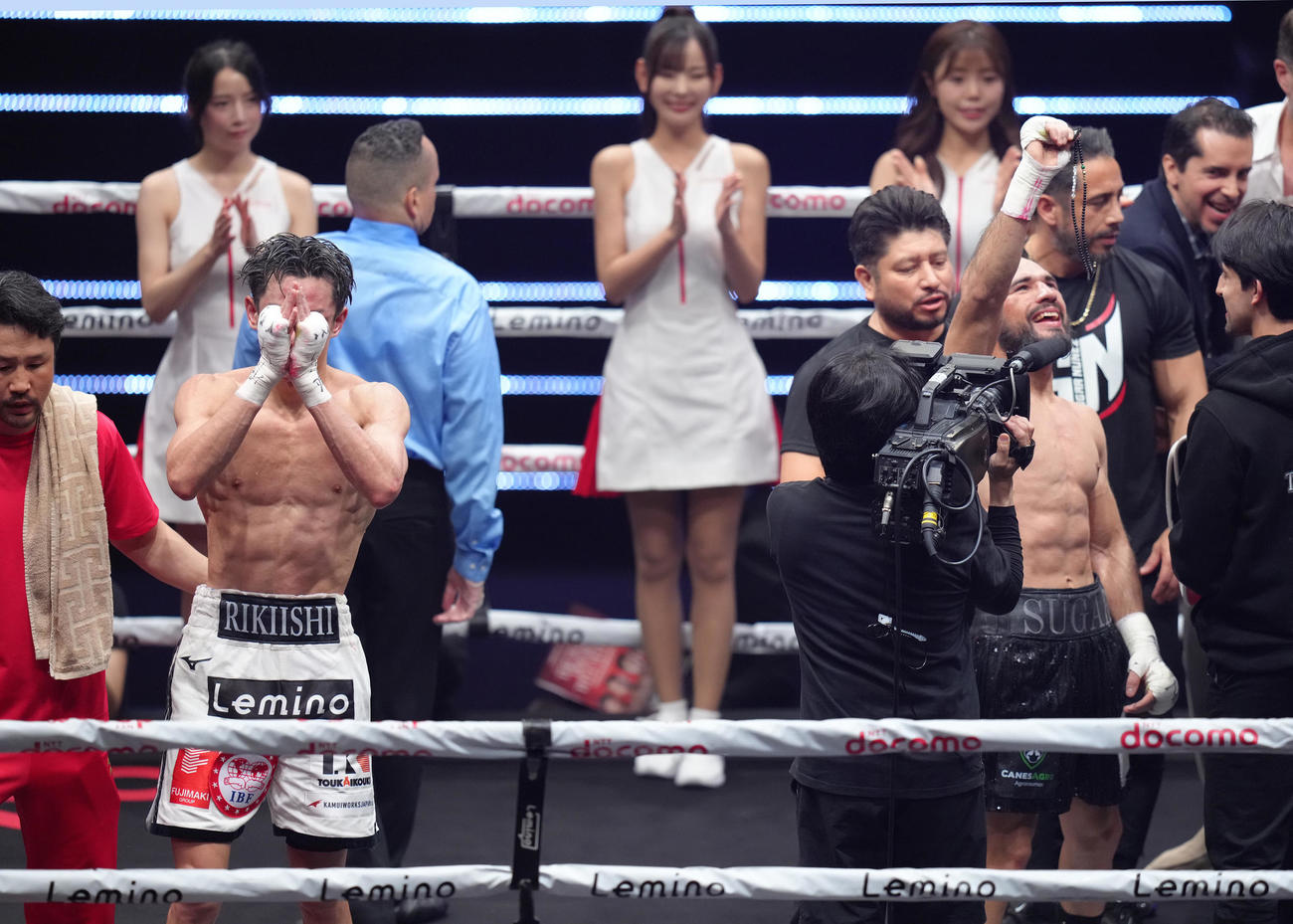 力石（左）はヌニョスに敗れる（撮影・足立雅史）