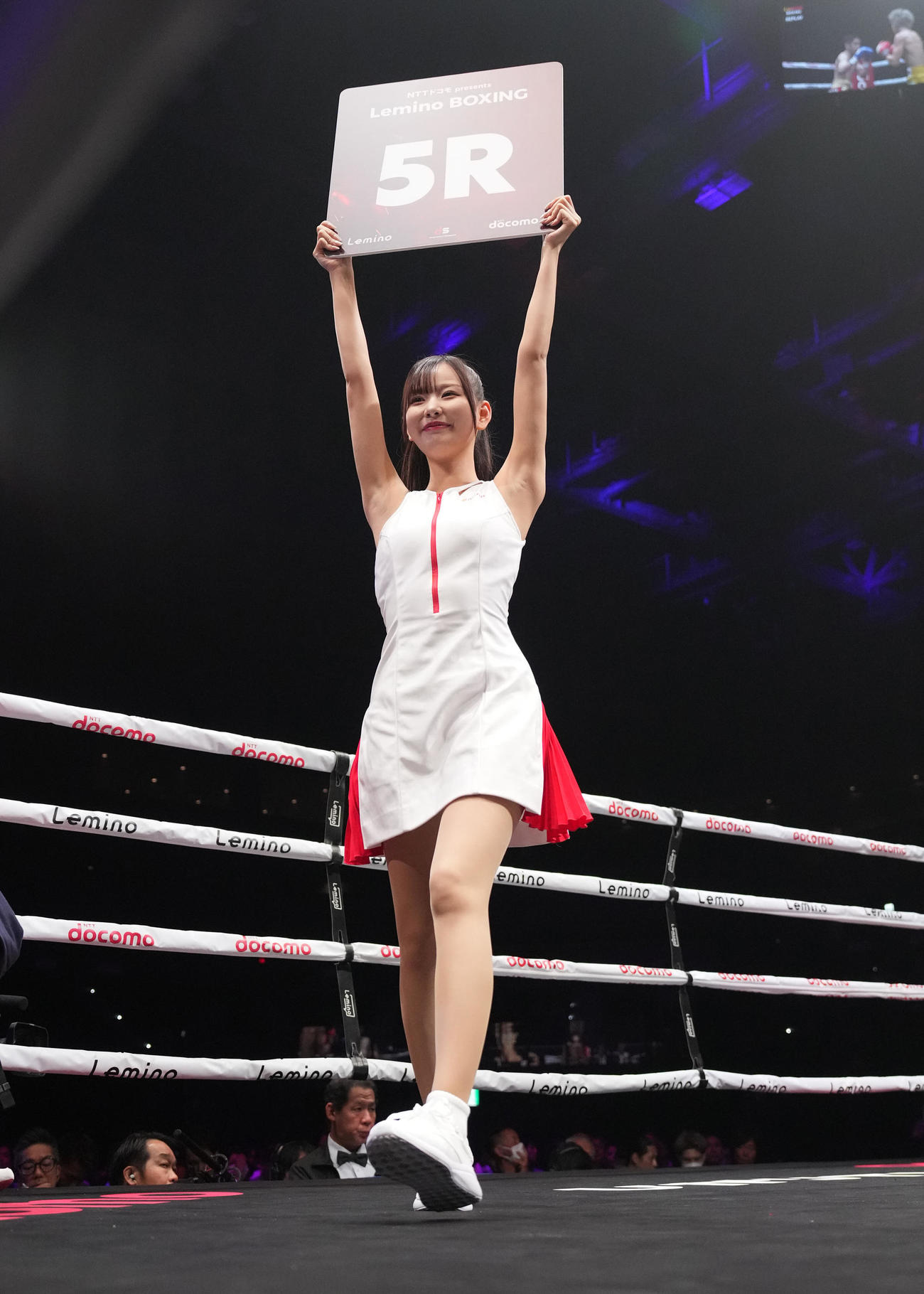 ラウンドガールの小湊美月（撮影・鈴木みどり）