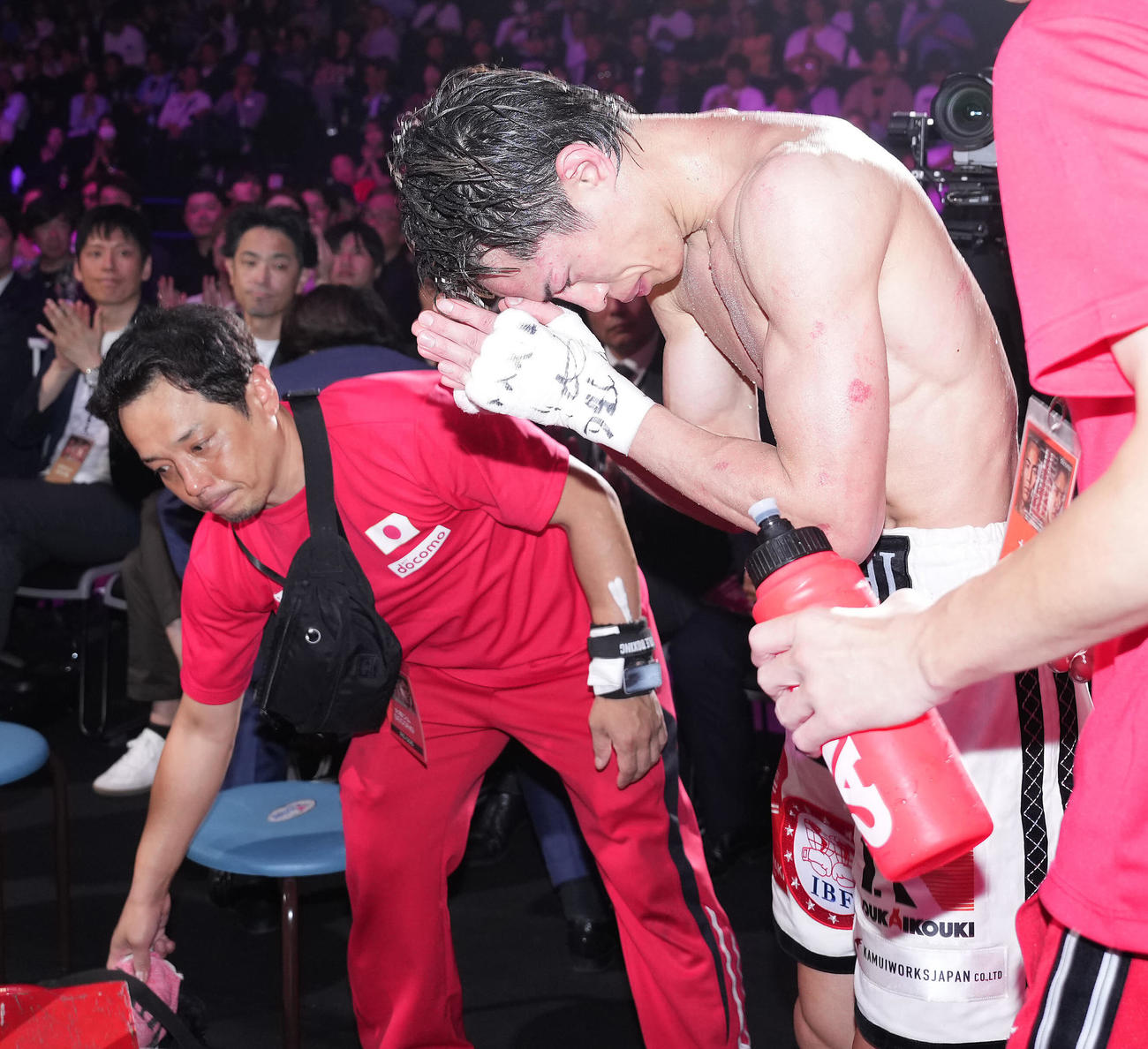 判定負けの力石（右）は申し訳なさそうに手を合わせる（撮影・鈴木みどり）